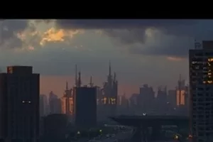 乡村戏台上正在演出的小戏班与台下观众