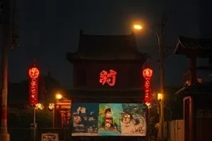 城市老街巷口的旧招牌与转角咖啡馆