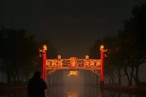 深夜书场里说书人执扇拍案的剪影