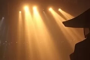 年轻人拖着行李箱走回村口的石板路