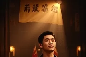 村口空地拉起的白幕与围坐观影的村民
