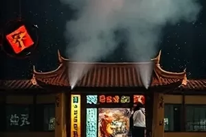 厨房里摆放整齐的调料瓶与量杯