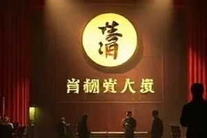 教室后排的黑板与写满批注的作业本