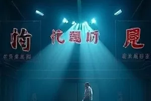 普速铁路旁的小站站台与等候的旅客