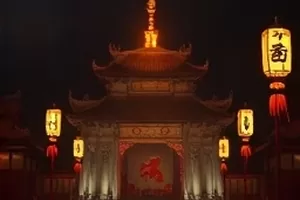 高原牧民赶着牦牛群经过经幡与草场