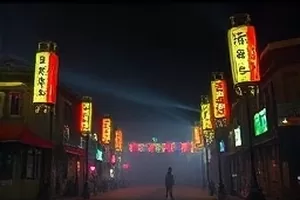 凌晨批发市场里成排的蔬菜与忙碌的搬运工